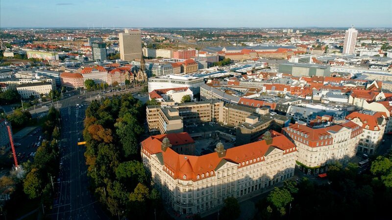 Das Areal der ehemaligen Stasi-Zentrale heute: im Vordergrund die „Runde Ecke“ – Bild: MDR/​SW-Film