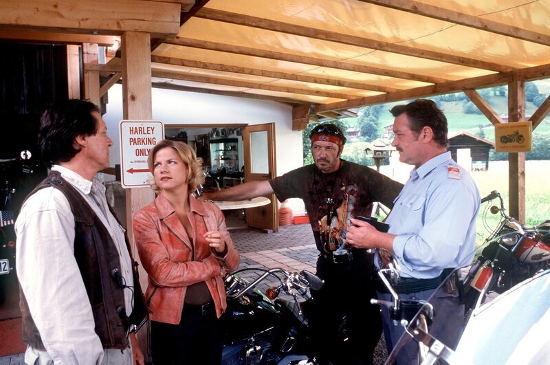 Der Sägewerksbesitzer Buchinger (Helmut Berger, l.) und der Motorradfreak David Gilian (Michael Roll, 2.v.r.) sind sich spinne Feind – Kommissarin Kofler (Kristina Sprenger, 2.v.l.) und ihr Kollege Blitz (Hans Sigl, r.) fühlen den Streithähnen auf den Zahn. – Bild: ORF/​Laurent Trümper