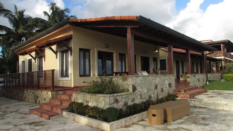 Exterior of Mountain Dream as seen on HGTV’s Caribbean Life. – Bild: HGTV /​ Scripps (Focus) HCBLF1308_314970 /​ Scripps Networks, LLC. All Rights Reserved.