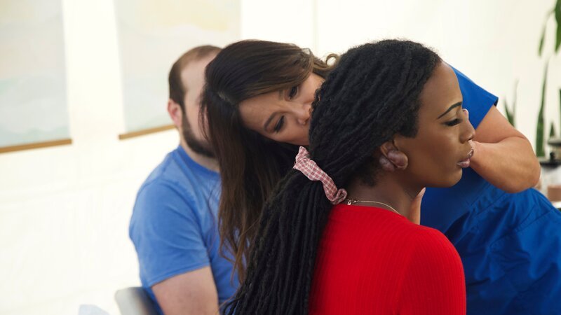 Dr. Sandra Lee examines Natasha B. ear keloids at her consultation. – Bild: Warner Bros. Discovery, Inc. or its subsidiaries and affiliates