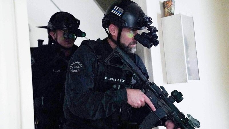 Victor Tan (David Lim, l.), David „Deacon“ Kay (Jay Harrington) – Bild: TVNOW /​ Sony Pictures Television Inc. and CBS Studios Inc.