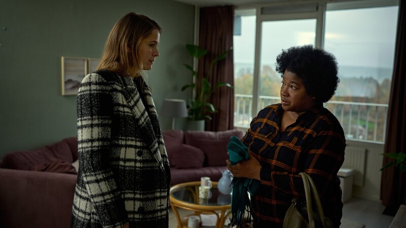 Isabelle (Hanna Verboom, l.) besucht Lolas Mutter Maroesja (Leona Philippo, r.), um ihr einen Schal ihrer verstorbenen Tochter zu übergeben. – Bild: ZDF und Mark de Blok