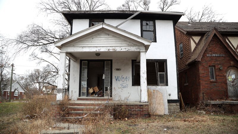 A before photo of the exterior front of the house, as seen on Bargain Block, Season 3. – Bild: HGTV /​ Discover Images /​ Warner Bros. Discovery, Inc.