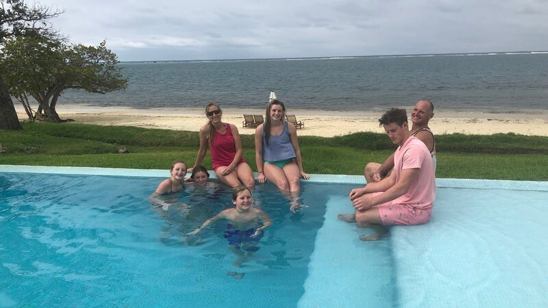 The Vos family enjoys a day at the pool while discussing properties in Rotan Honduras (HGTV’s Caribbean Life). – Bild: HGTV /​ Scripps (Focus) HCBLF1304_310091 /​ Scripps Networks, LLC.