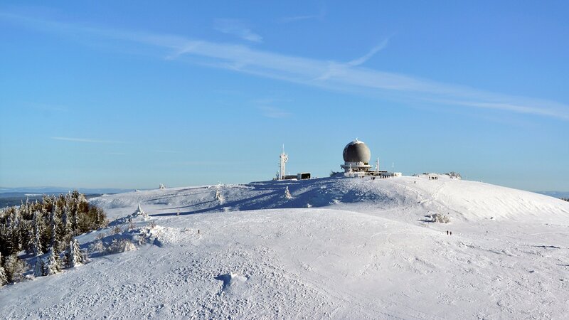 Blick auf die winterliche Wasserkuppe. – Bild: 3sat
