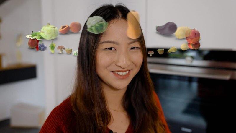 Moderatorin Liyang Zhao beschäftigt sich damit, welche Lebensmittel gesund für den Darm sind. – Bild: ZDF und Julia Weingarten