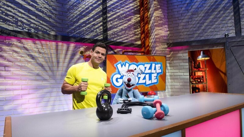 Simón (li.) möchte mit einem Fitnessprogramm zum Kraftaufbau starten, doch Woozle (re.) will sich lieber erstmal kräftig ausruhen. Aber morgen fängt er bestimmt auch mit dem Sport an. Oder reicht zum Muskelaufbau vielleicht auch Woozles neuer Fitness-Shake? – Bild: SUPER RTL