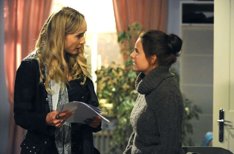 Jana ist sauer auf Charlie, weil sie gegen ihren Rat Kontakt zu ihrem Großvater aufgenommen hat. Von links: Jana (Isabella Hübner) und Charlie (Marie-Claire Schuller). – Bild: BR/​Marco Orlando Pichler