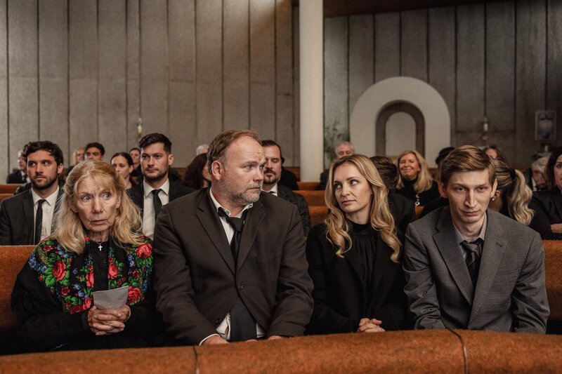 v.li.: Baba Sifkovits (Erika Deutinger), Sifkovits (Thomas Stipsits), Lisa Sifkovits (Sabrina Reiter), Hannes (Lukas Walcher) – Bild: Mona Film /​ ORF /​ Victoria Herbig