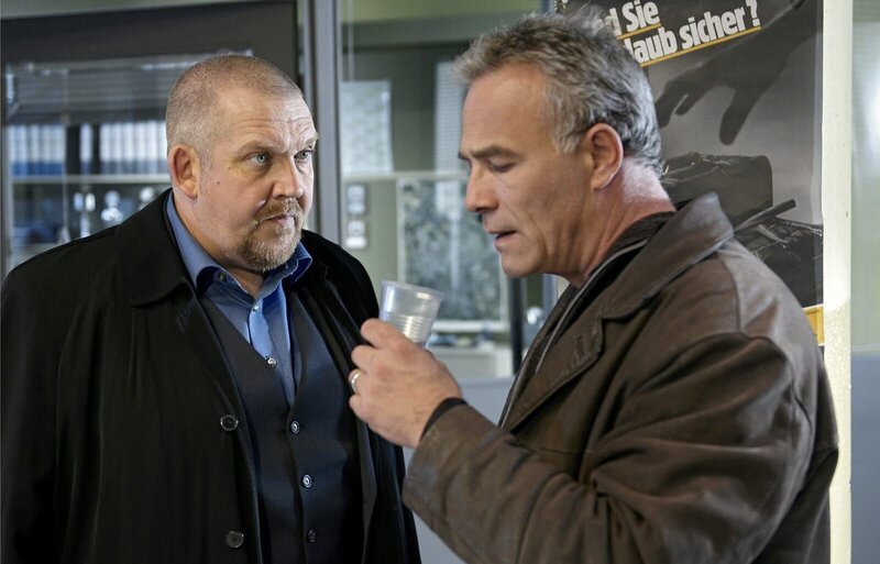 Wasser oder Bier? Das fragt Freddy Schenk (Dietmar Bär,l) seinen Kollgen Max Ballauf (Klaus J. Behrendt) im Präsidium. – Bild: SWR/​WDR/​Uwe Stratmann