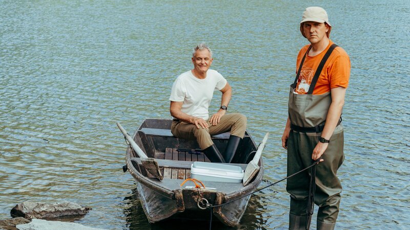Michael Dörfler (Robert Lohr, l.) und Rudi (Michael Pascher, r.) sind bereit für das Teamevent. – Bild: ORF/​ZDF/​Sabine Finger