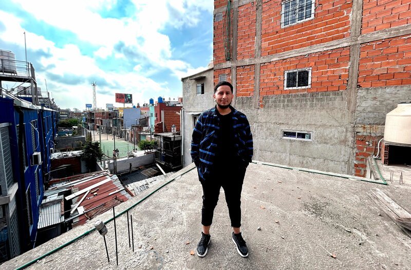 Mann auf Dach im Armenviertel. – Bild: phoenix/​SWR