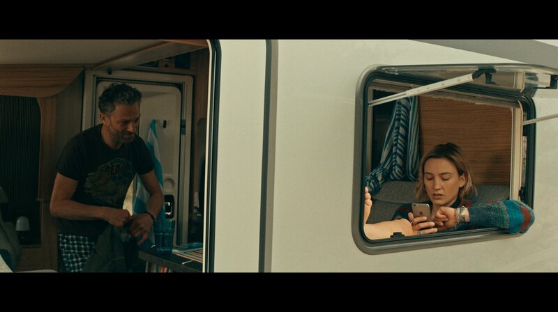 Nina (Jasmina Polak – rechts) checkt verschiedene Männer auf einer Dating-App ab. – Bild: WDR/Arsenal Filmverleih GmbH Nina (Jasmina Polak – rechts) checkt verschiedene Männer auf einer Dating-App ab. – Bild: WDR/Arsenal Filmverleih GmbH