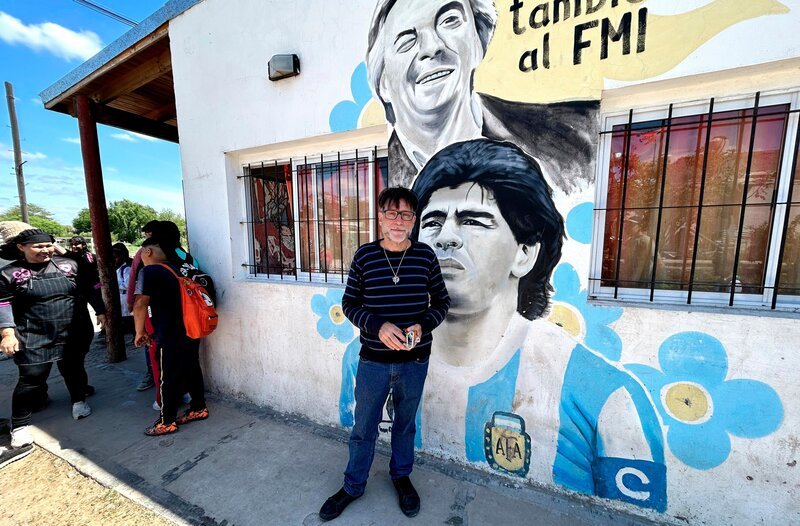 Mann vor Maradona-Wand – Bild: phoenix/​SWR