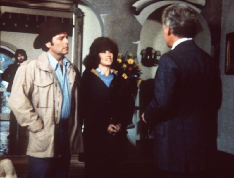 Kann das gut gehen? Zur Lösegeldübergabe wagen sich Jennifer (Stefanie Powers, M.) und Jonathan Hart (Robert Wagner, l.) in die Höhle des Löwen … – Bild: Sat.1 Gold