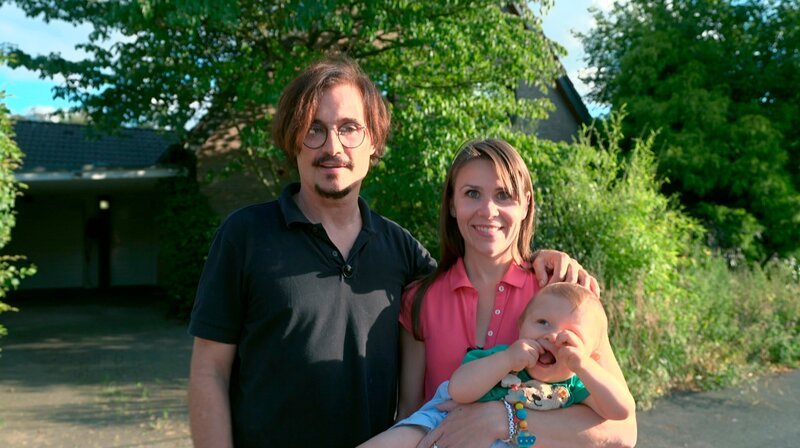 Patrick Schramm (53) (l.) mit seiner Freundin Lina Brosze (33) (m.) und Sohn Valentin Memphis (1) (r.) im Garten des Hauses in Langenfeld. – Bild: WDR/​Fandango Film TV Internet Produktions GmbH