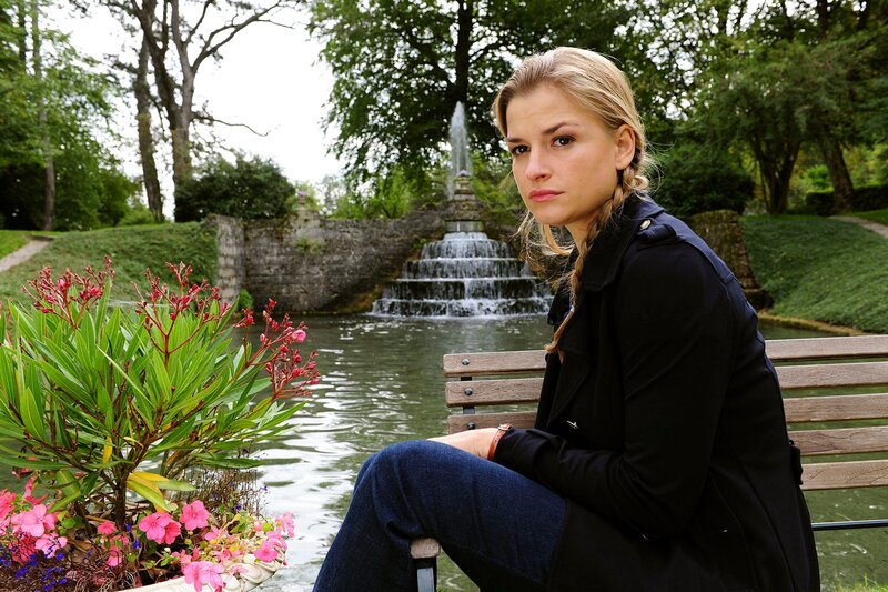 Theresa (Ines Lutz) kann nicht glauben, dass sie die ganze Zeit mit dem Falschen zusammen war. – Bild: ARD/​Ann Paur