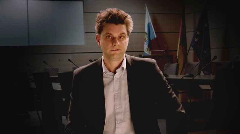 Comedian Lutz van der Horst interpretiert die politischen DDR-Witze. – Bild: MDR/Lew Hohmann Comedian Lutz van der Horst interpretiert die politischen DDR-Witze. – Bild: MDR/Lew Hohmann