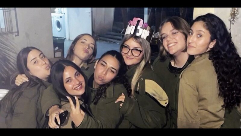 16 Soldatinnen der Einheit 414 wurden bei dem Hamas-Angriff getötet, 7 wurden als Geiseln in den Gazastreifen entführt. – Bild: ORF/​Roche Productions