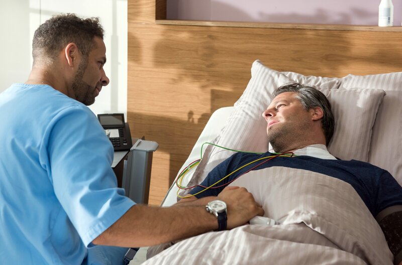 Dr. Matteo Moreau (Mike Adler, l.); Piet Knaute (Sebastian Nakajew, r.) – Bild: ARD/​Jens Ulrich Koch