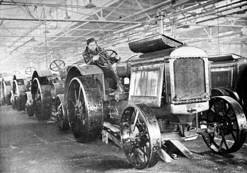 First tractors assembled at the Stalingrad Tractor Factory, USSR, 1930. – Bild: Fokus TV