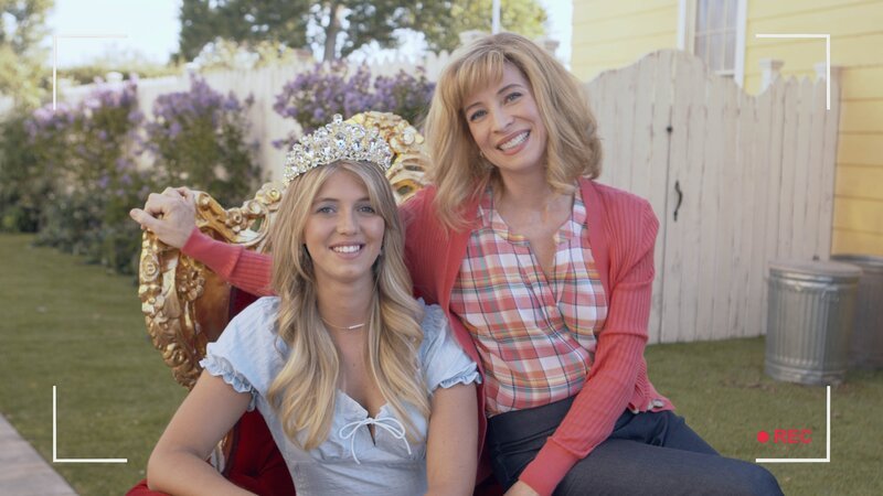 v.li.: Lori Loud (Lexi DiBenedetto), Rita Loud (Jolie Jenkins) – Bild: Paramount