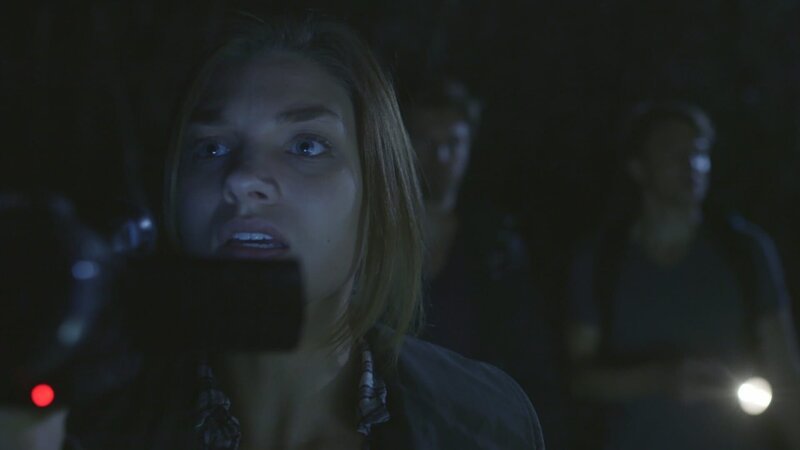 Kara investigates the mysterious images she saw on her camera in the woods. – Bild: Destination America /​ Discovery Communications