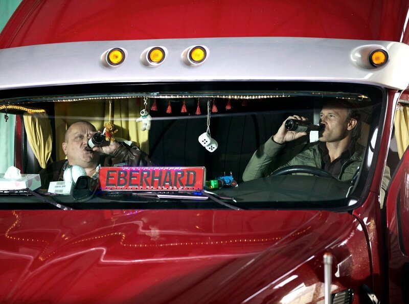 Eberhard Schmidt (Udo Kroschwald, links) leidet an Hautkrebs. Dr. Martin Stein (Bernhard Bettermann) versucht, sich in seinen Patienten und dessen Welt hinein zu versetzen. – Bild: MDR/​Wernicke