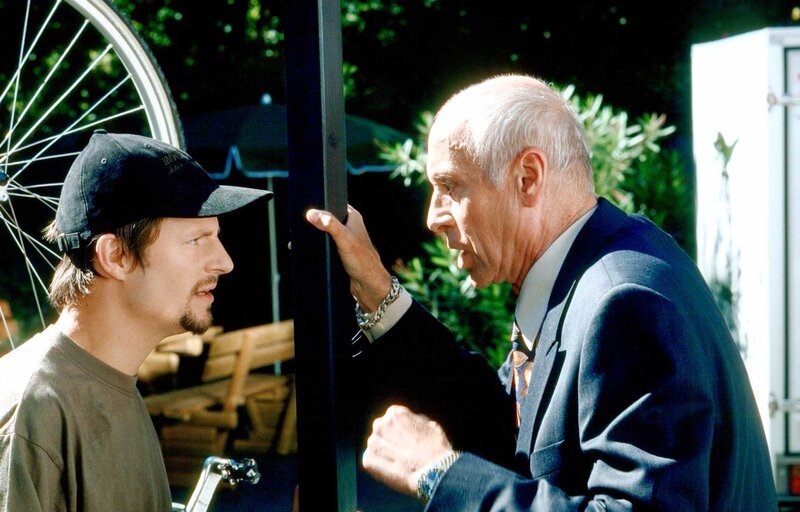 Soko Kitzbühel „Die Nagelfalle“. Im Bild: Philipp Hochmair (li.), Heinz Trixner. – Bild: ORF/​Laurent Trümper