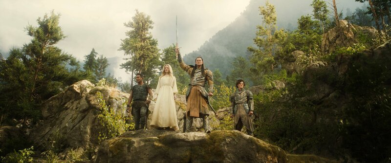 Nachdem Galadriel vor Sauron geflüchtet ist, wird sie von Arondir (Ismael Cruz Córdova), Gil-galad (Benjamin Walker) und Elrond (Robert Aramayo) gerettet. – Bild: ZDF und Amazon Content Services LLC