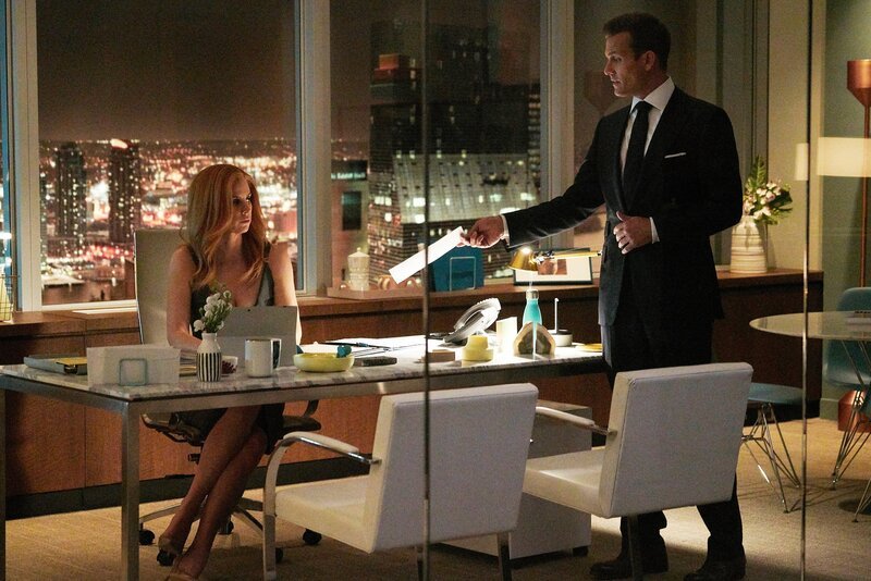 Harvey (Gabriel Macht) ist wegen eines Falles und der Geheimhaltung gegenüber Donna (Sarah Rafferty) angespannt, was zu einer schwierigen Situation führt. – Bild: USA Network /​ ZDF und USA Network