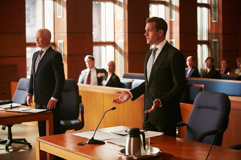 Geht Harveys (Gabriel Macht, r.) Verhandlungstaktik auf und kann er Mike aus dem Gefängnis holen? Noch weiß er nicht, dass Sean Cahill (Neal McDonough) entscheidend sein wird. – Bild: ZDF und USA Network