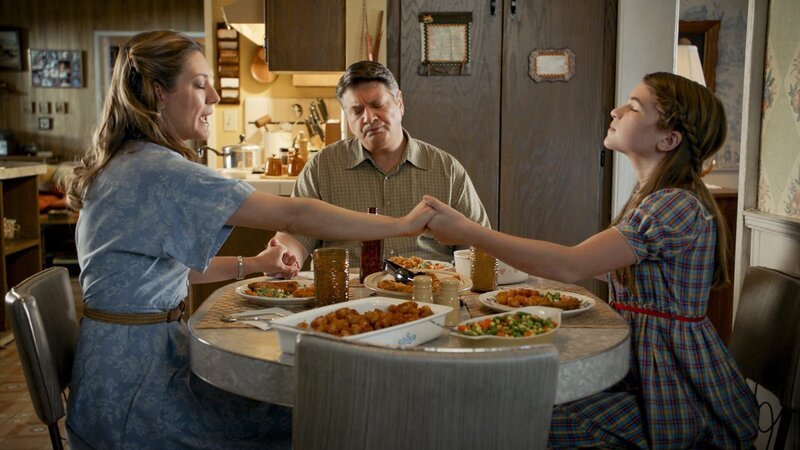 (v.l.n.r.) Mary Cooper (Zoe Perry); George Cooper sen. (Lance Barber); Missy Cooper (Raegan Revord) – Bild: Warner Bros. Entertainment Inc.