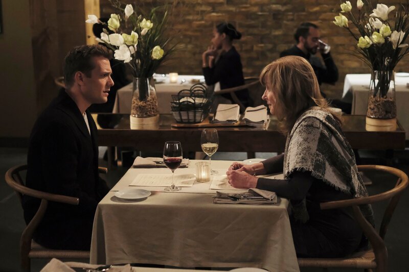 Wird Harvey (Gabriel Macht) seine emotionalen Probleme lösen können? Er stellt sich seiner Vergangenheit und sucht das Gespräch mit seiner Mutter (Brynn Thayer). – Bild: USA Network /​ ZDF