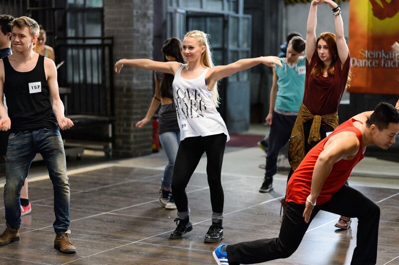 Julia (Jenny Bach, M.) gibt bei dem Casting für die Garnier-Werbekampagne alles, doch auch die anderen Tänzer (Komparsen) wollen ihre Chance nutzen. – Bild: RTL