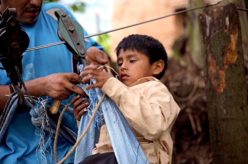 Elmer hat sich an der Zipline schon einmal den Finger gebrochen. Doch für ihn gibt es keinen anderen Weg zur Schule. – Bild: MDR/​Maximus Film