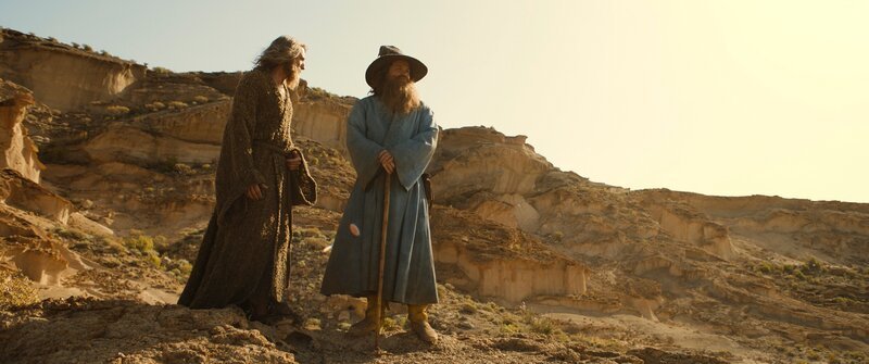 Der Fremde (Daniel Weyman, l.) hat den geheimnisvollen Tom Bombadil (Rory Kinnear, r.) kennengelernt. – Bild: Amazon Content Services LLC /​ ZDF