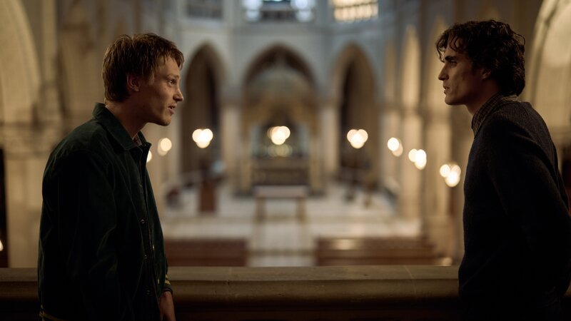 Quinten (Bart Bijnens, r.) und Jannes (Joes Brauers, l.) haben sich beim Treffen von Narcotics Anonymous kennengelernt. – Bild: ZDF und Mark de Blok