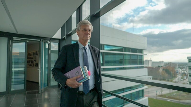 Ao. Univ.-Prof. DDr. Matthias Beck (Theologe, Mediziner, Autor). – Bild: ZDF und ORF/​Langbein & Partner