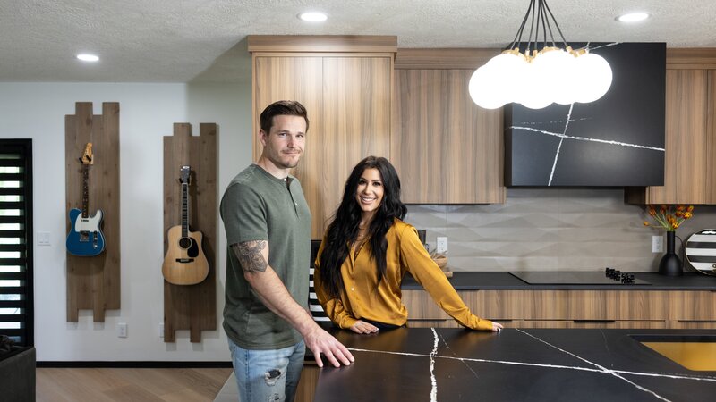As seen on HGTV’s Farmhouse Fabulous, Chelsea and Cole DeBoer talk about the new countertops before the reveal at Ford home. – Bild: Warner Bros. Discovery, Inc. or its subsidiaries and affiliates /​ Jenn Ackerman