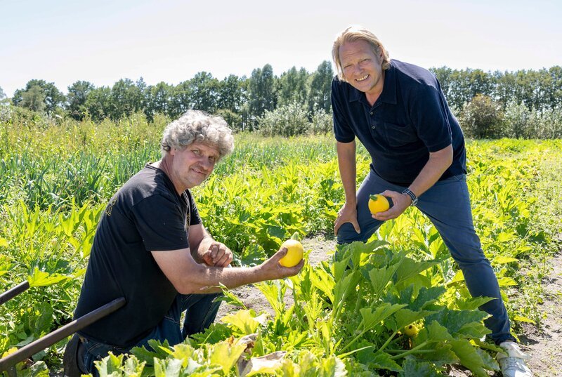 Gastgeberin Daphne de Luxe. – Bild: WDR/​Melanie Grande