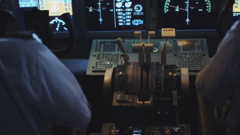 REENACTMENT – A view of the pedestal of the Boeing Max 8. – Bild: Cineflix 2020/​James Griffith