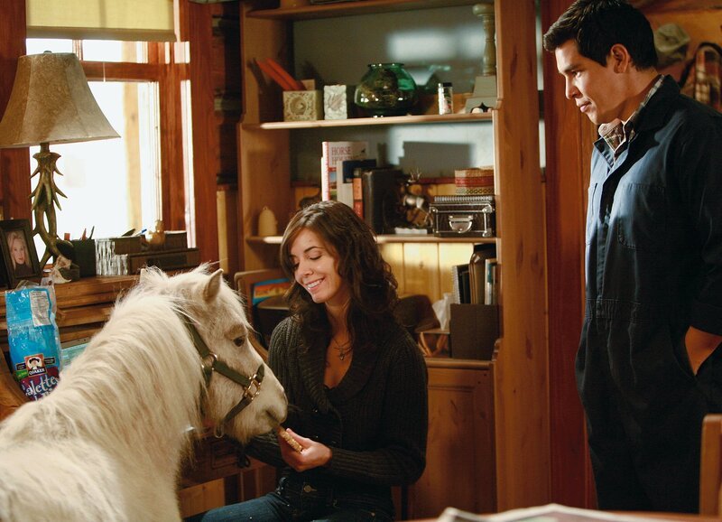 Alte Freunde: Michelle Morgan als Lou Fleming, Nathaniel Arcand als Scott Cardinal – Bild: SUS /​ SF