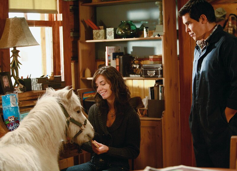 Alte Freunde: Michelle Morgan als Lou Fleming, Nathaniel Arcand als Scott Cardinal – Bild: SUS /​ SF