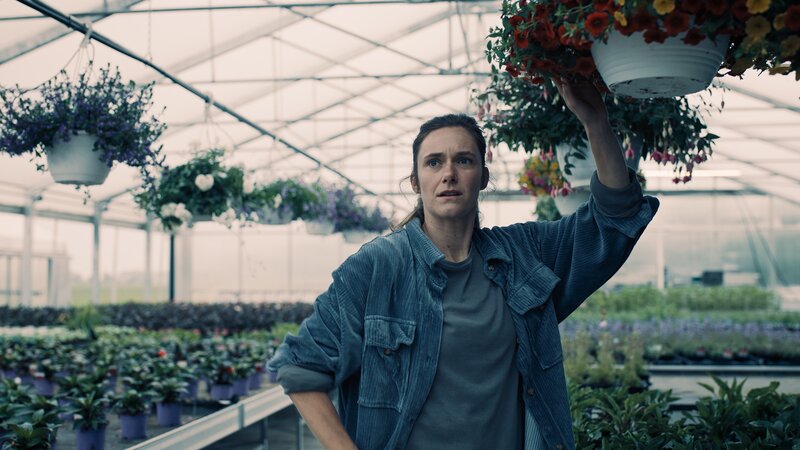 Saskia Prixner (Miriam Stein) steht in der Gärtnerei. – Bild: ZDF und Lukas Gnaiger