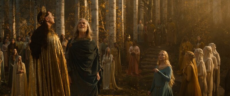 Cirdan (Ben Daniels, 2.v.l.) hat die Ringe zurück nach Lindon gebracht. Er selbst, der Hohe König Gil-galad (Benjamin Walker, l.) und Galadriel (Morfydd Clark, im Vordergrund r.) stecken sie sich an und beobachten die Auswirkungen. – Bild: Amazon Content Services LLC /​ ZDF