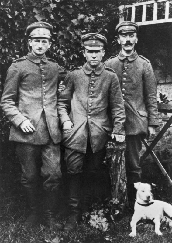 Ende 1916 wurde der Gefreite Adolf Hitler (r.) an der Westfront von einem Granatsplitter getroffen. Mehrere Wochen kurierte er sich im Sanatorium in Beelitz aus. – Bild: Spiegel TV