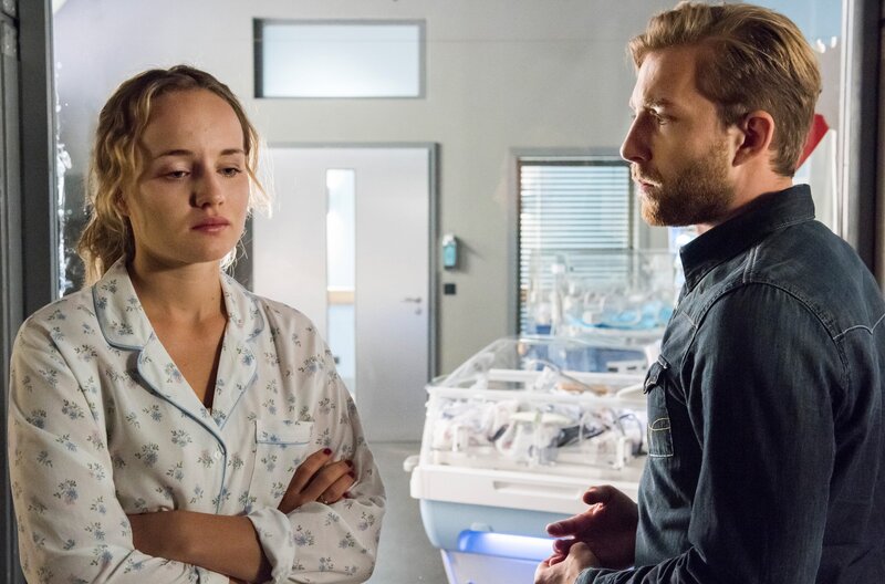 Mia Landauer (Luise von Finckh, l.); Paul Landauer (Jeremias Koschorz, r.) – Bild: ARD /​ Jens Ulrich Koch