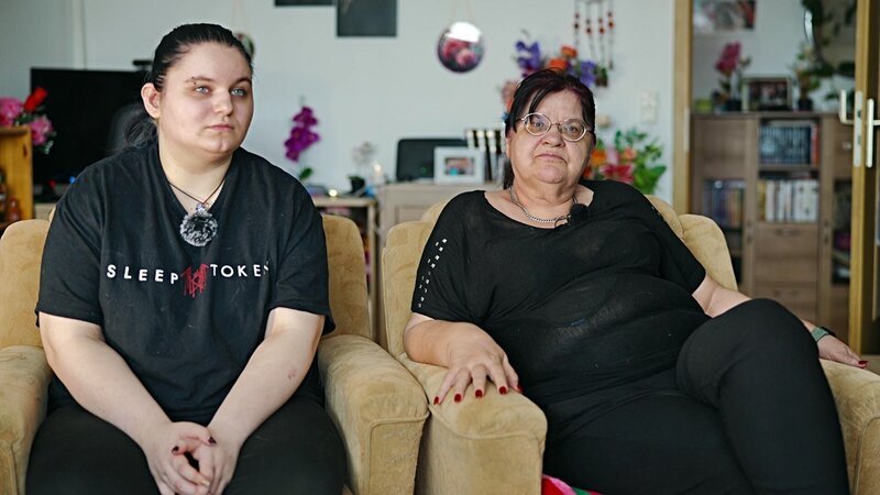 „Schimmel ist wie Gift“, anders kann Brigitte (re.) ihren Ärger über die schwarzen Wände im Zimmer ihrer Tochter Nicole (li.) nicht ausdrücken. Aus ihrer alten Wohnung sind sie wegen eines Schimmelproblems geflüchtet, in der neuen Wohnung geht das Spiel von vorne los. – Bild: RTLZWEI