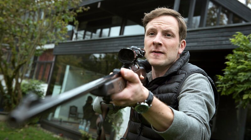 Markus Gelden (Martin Geisen) stürmt mit dem Jagdgewehr hinter dem Mörder seines Vaters her. – Bild: WDR/​Martin Rottenkolber